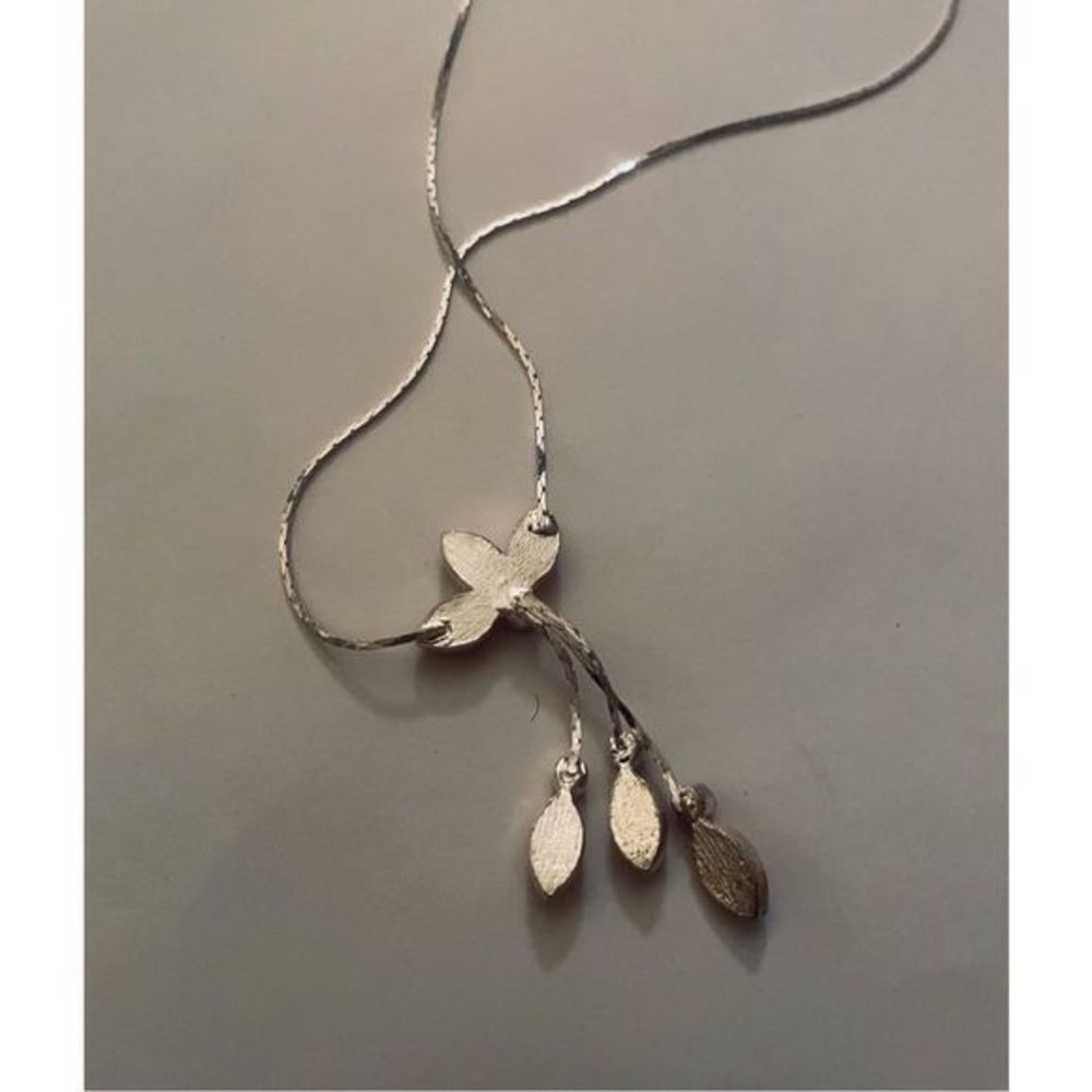 PRETTY RED CRYSTAL LEAF NECKLACE - Picture 5 of 5